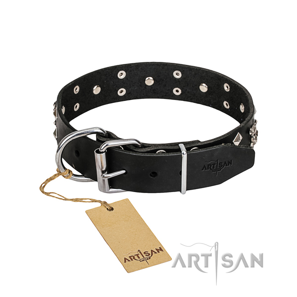 Leather dog collar with rounded edges for pleasant daily use